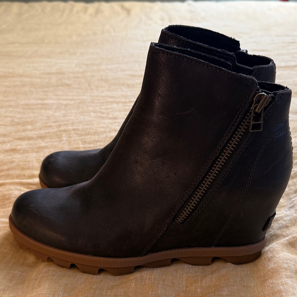 Joan of Arctic Wedge II zip up boots - Picture 7 of 17